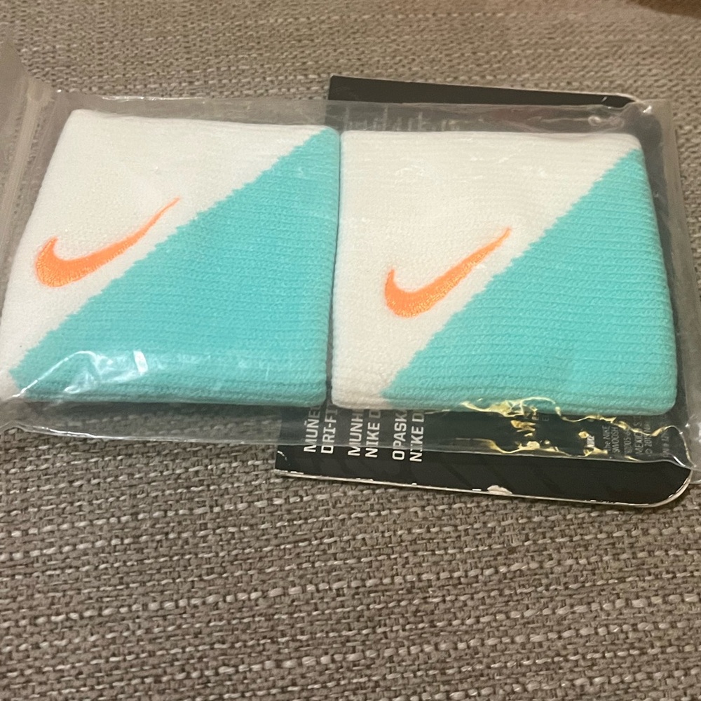 Nike dri-fit wristbands 2.0 
Brand new